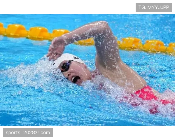 李冰洁跑步的时候像在演偶像剧，这体能让我都怀疑她是不是睡了八个小时以上的普通人